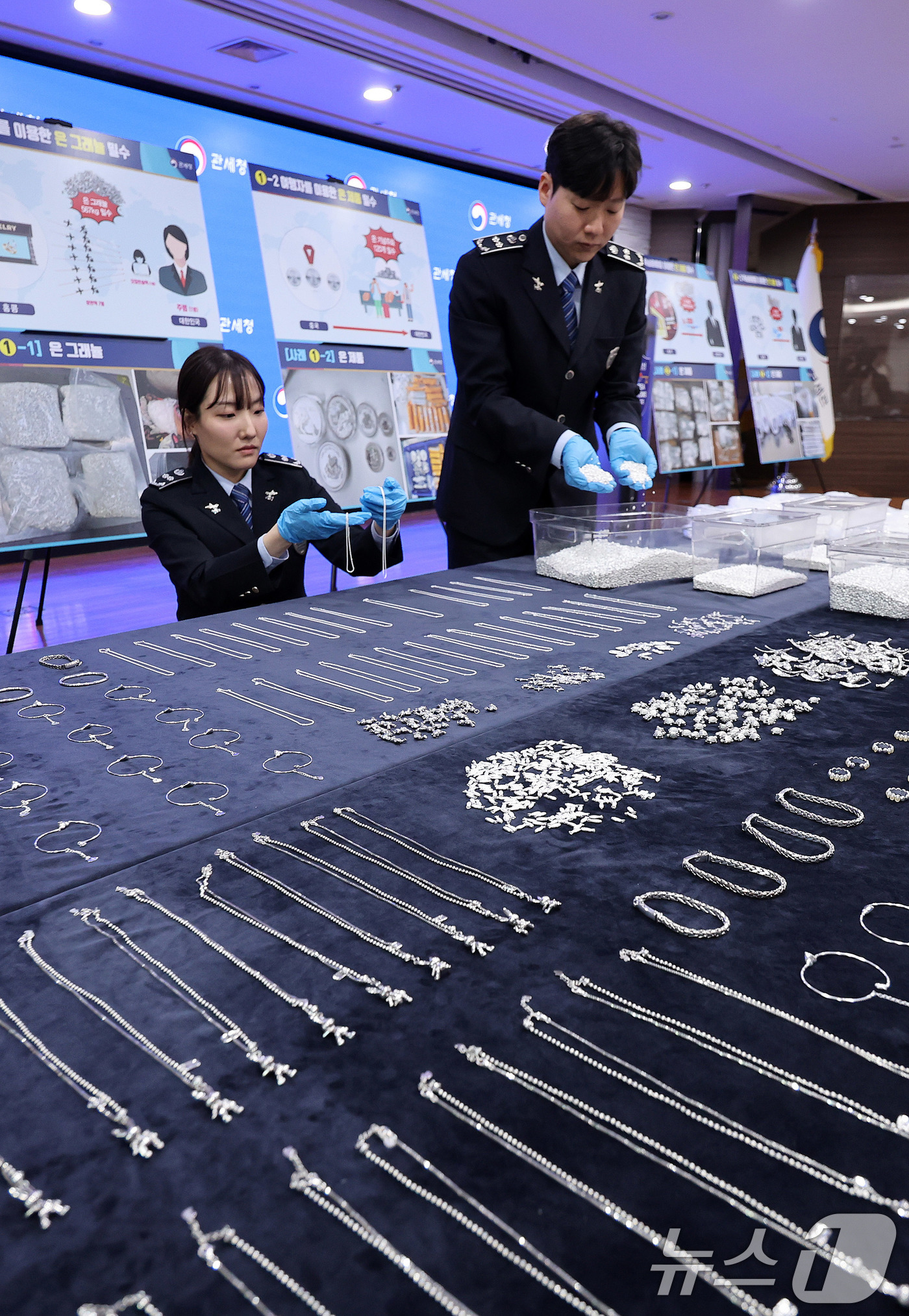 (인천=뉴스1) 박지혜 기자 = 8일 인천 중구 인천공항세관 수출입통관청사에서 최근 은 밀수 급증에 따른 집중 단속 방안 브리핑을 앞두고 관세청 직원들이 압수된 은 밀수품을 공개하 …