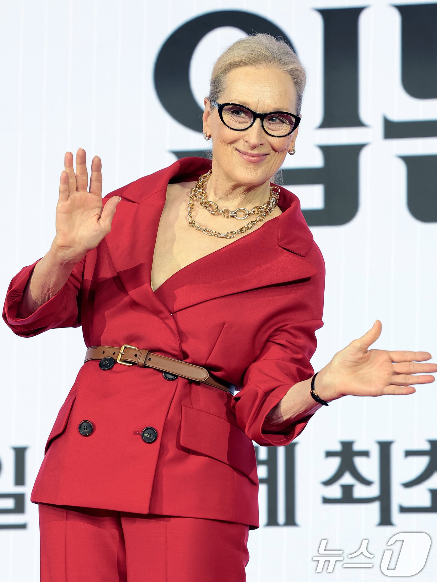 본문 이미지 - 배우 메릴 스트립이 8일 서울 종로구 포시즌스 호텔 서울에서 열린 영화 '악마는 프라다를 입는다 2'(감독 데이빗 프랭클) 내한 기자간담회에서 포즈를 취하고 있다. ‘악마는 프라다를 입는다 2’는 전설적인 패션 매거진 런웨이의 편집장 미란다(메릴 스트립 분)와 20년 만에 기획 에디터로 돌아온 앤디(앤 해서웨이 분)가 럭셔리 브랜드의 임원이 된 에밀리(에밀리 블런트 분)와 재회하고, 완전히 달라진 미디어 환경 속에서 다시 한 번 패션계의 주도권을 잡기 위해 모든 커리어를 거는 이야기다. 2026.4.8 ⓒ 뉴스1 권현진 기자