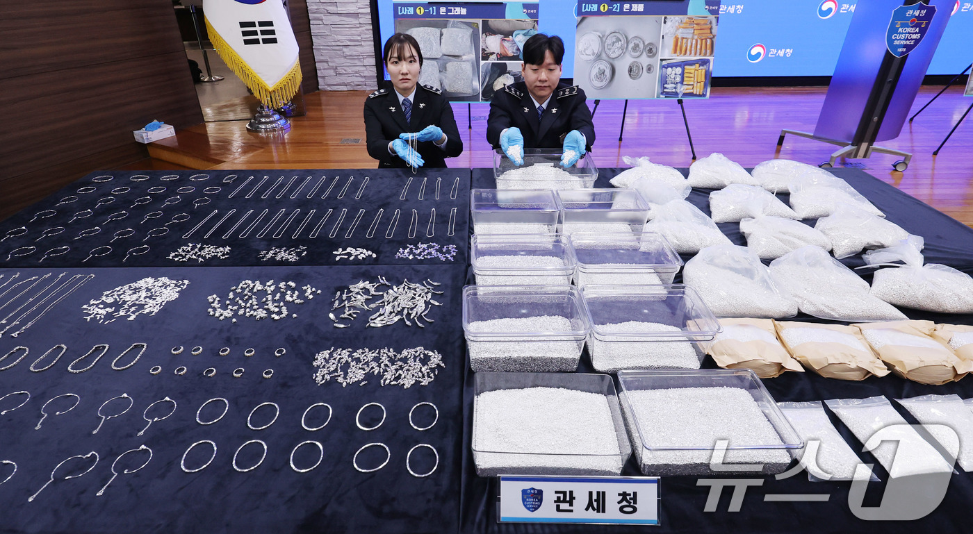 (인천=뉴스1) 박지혜 기자 = 8일 인천 중구 인천공항세관 수출입통관청사에서 최근 은 밀수 급증에 따른 집중 단속 방안 브리핑을 앞두고 관세청 직원들이 압수된 은 밀수품을 공개하 …