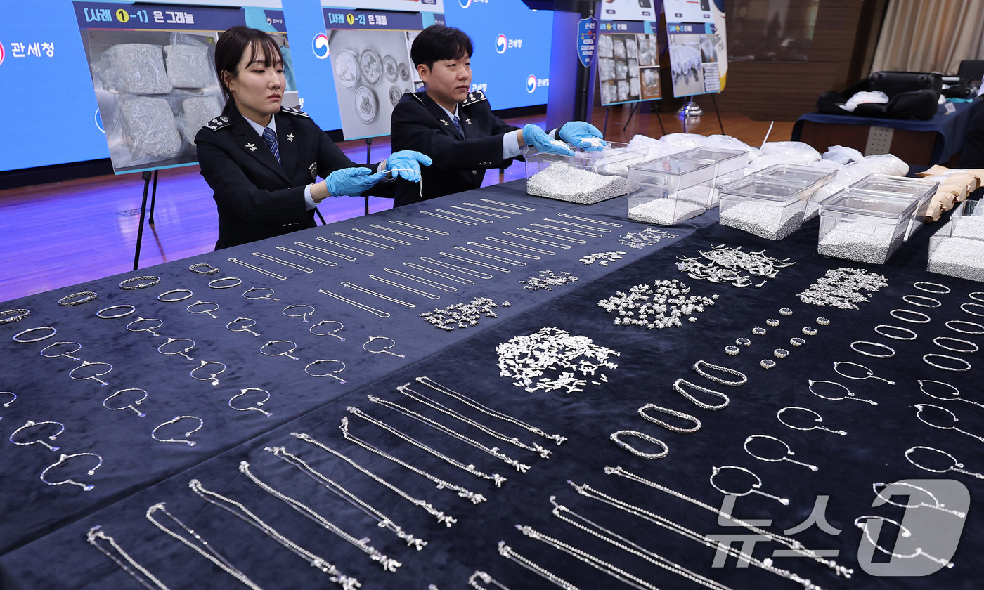 (인천=뉴스1) 박지혜 기자 = 8일 인천 중구 인천공항세관 수출입통관청사에서 최근 은 밀수 급증에 따른 집중 단속 방안 브리핑을 앞두고 관세청 직원들이 압수된 은 밀수품을 공개하 …