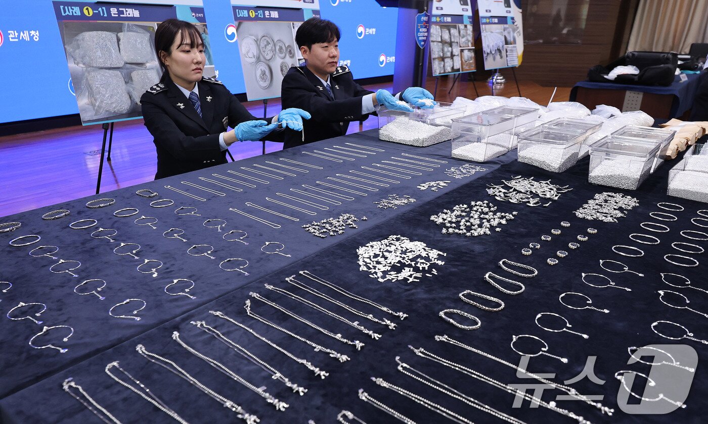 본문 이미지 - 8일 인천 중구 인천공항세관 수출입통관청사에서 최근 은 밀수 급증에 따른 집중 단속 방안 브리핑을 앞두고 관세청 직원들이 압수된 은 밀수품을 공개하고 있다.  2026.4.8 ⓒ 뉴스1 박지혜 기자