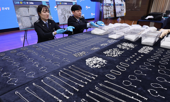 은값 폭등에 밀수 급증