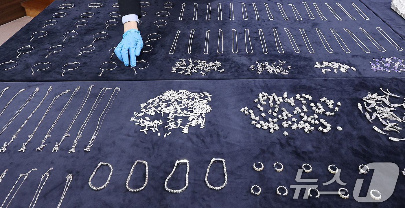 (인천=뉴스1) 박지혜 기자 = 8일 인천 중구 인천공항세관 수출입통관청사에서 최근 은 밀수 급증에 따른 집중 단속 방안 브리핑을 앞두고 관세청 직원들이 압수된 은 밀수품을 공개하 …