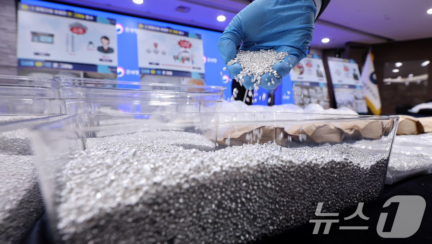 (인천=뉴스1) 박지혜 기자 = 8일 인천 중구 인천공항세관 수출입통관청사에서 최근 은 밀수 급증에 따른 집중 단속 방안 브리핑을 앞두고 관세청 직원들이 압수된 은 밀수품을 공개하 …