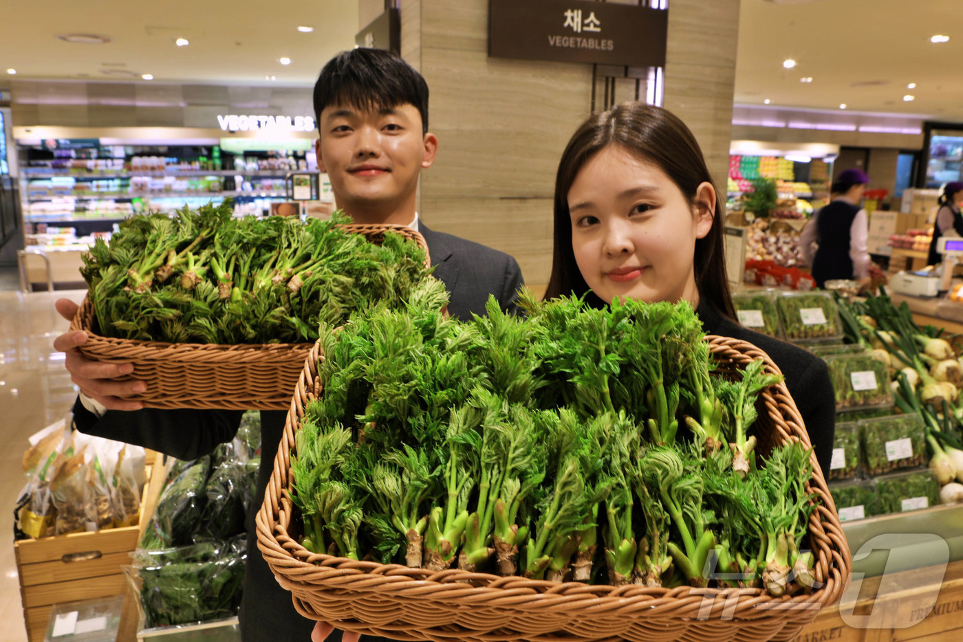 (서울=뉴스1) = 롯데백화점이 오는 10일부터 16일까지 수도권 16개 점포에서 전북 순창 '햇 참두릅'을 선보인다고 8일 밝혔다. 사진은 서울 중구 롯데백화점 본점 지하 1층에 …