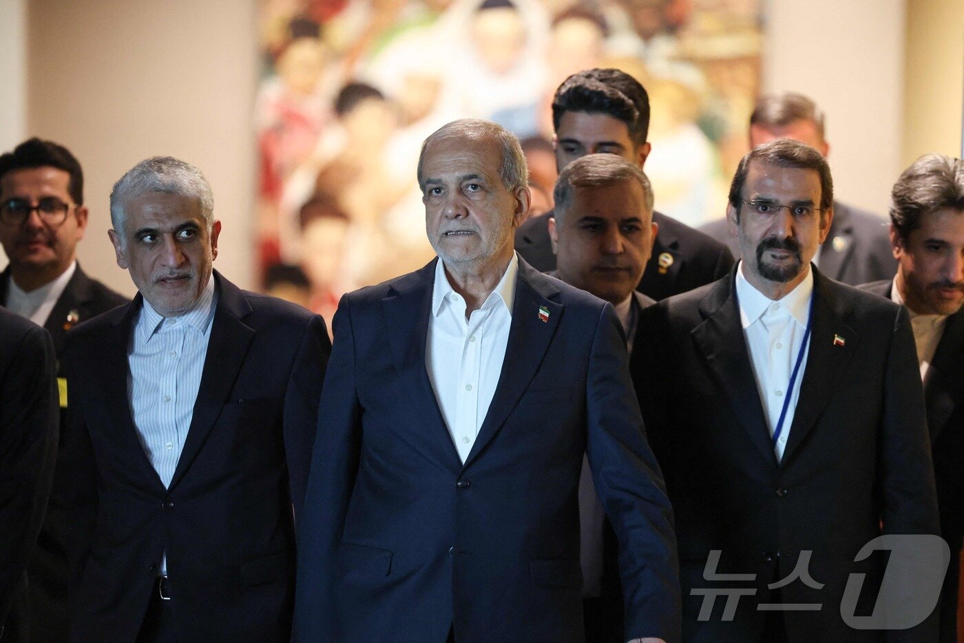 본문 이미지 - 마수드 페제시키안 이란 대통령(가운데) ⓒ AFP=뉴스1