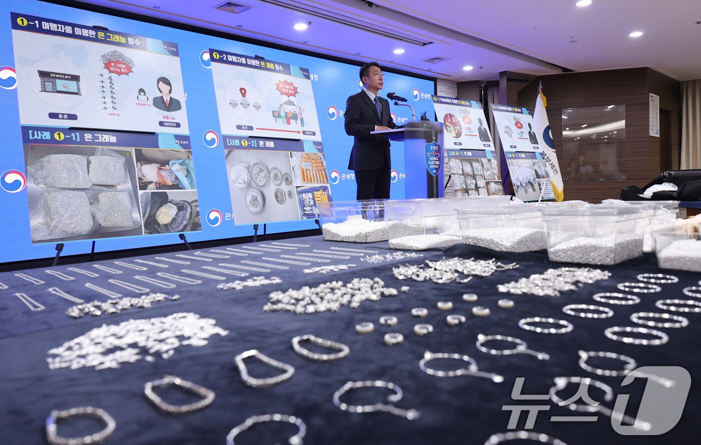본문 이미지 - 김정 관세청 조사국장이 8일 인천 중구 인천공항세관 수출입통관청사 대회의실에서 최근 은 밀수 급증에 따른 집중 단속 방안에 대해 발표하고 있다. 2026.4.8 ⓒ 뉴스1 박지혜 기자