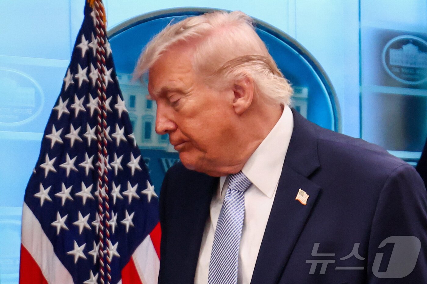 본문 이미지 - 도널드 트럼프 미국 대통령이 6일(현지시간) 워싱턴DC 백악관에서 기자회견을 마치고 브리핑룸에서 나가고 있다. 2026.04.06. ⓒ 로이터=뉴스1