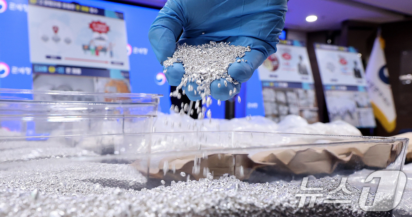 (인천=뉴스1) 박지혜 기자 = 8일 인천 중구 인천공항세관 수출입통관청사에서 최근 은 밀수 급증에 따른 집중 단속 방안 브리핑을 앞두고 관세청 직원들이 압수된 은 밀수품을 공개하 …