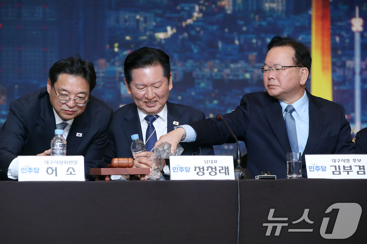 (대구=뉴스1) 공정식 기자 = 8일 오전 대구 북구 인터불고 엑스코 호텔에서 열린 현장최고위원회의에서 김부겸 전 총리가 정청래 더불어민주당 대표 물잔에 물을 따르고 있다. 202 …