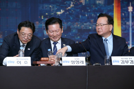 김부겸 '목 좀 축이시고'