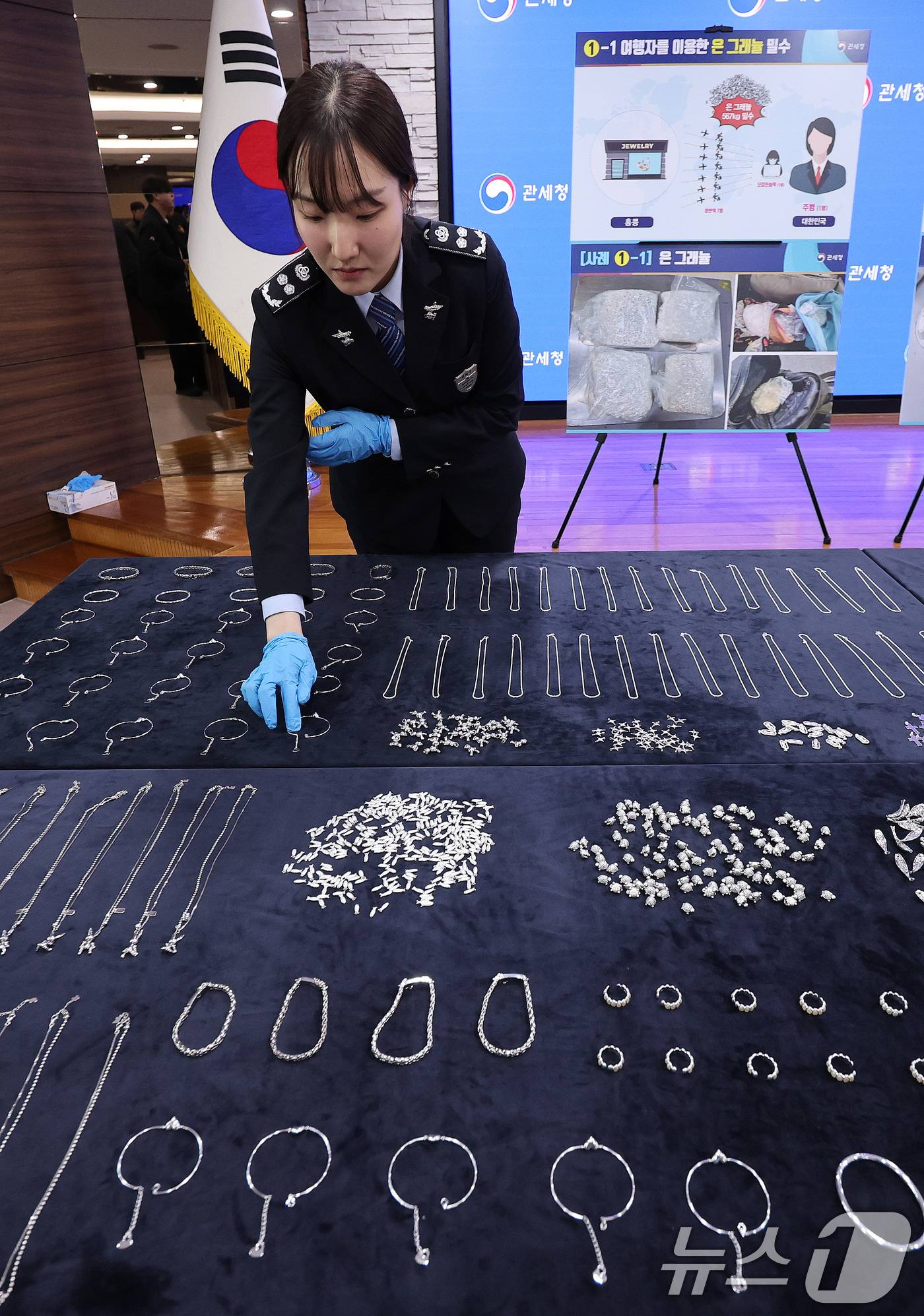 (인천=뉴스1) 박지혜 기자 = 8일 인천 중구 인천공항세관 수출입통관청사에서 최근 은 밀수 급증에 따른 집중 단속 방안 브리핑을 앞두고 관세청 직원들이 압수된 은 밀수품을 공개하 …