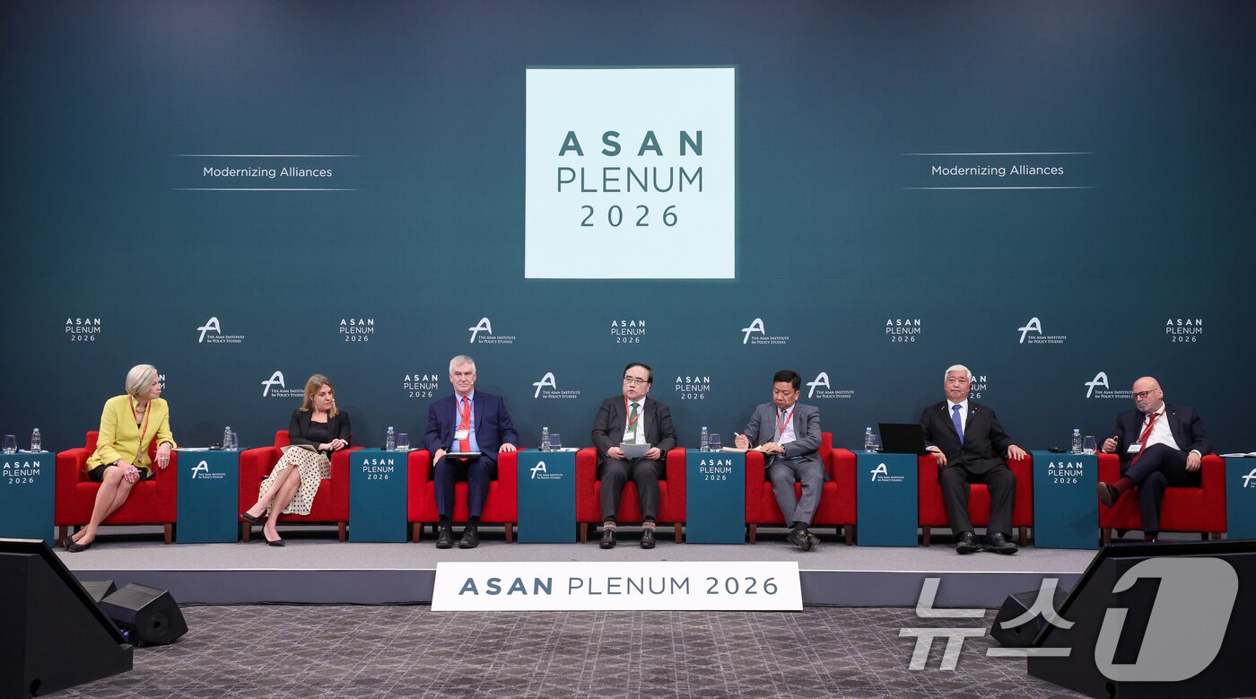 본문 이미지 - 김성한 전 국가안보실장이 8일 오전 서울 용산구 그랜드 하얏트에서 열린 아산 플래넘(Asan Plenum) 2026 플래너리 세션1에서 '왜 동맹 현대화인가?'를 주제로 토론하고 있다. 2026.4.8 ⓒ 뉴스1 안은나 기자