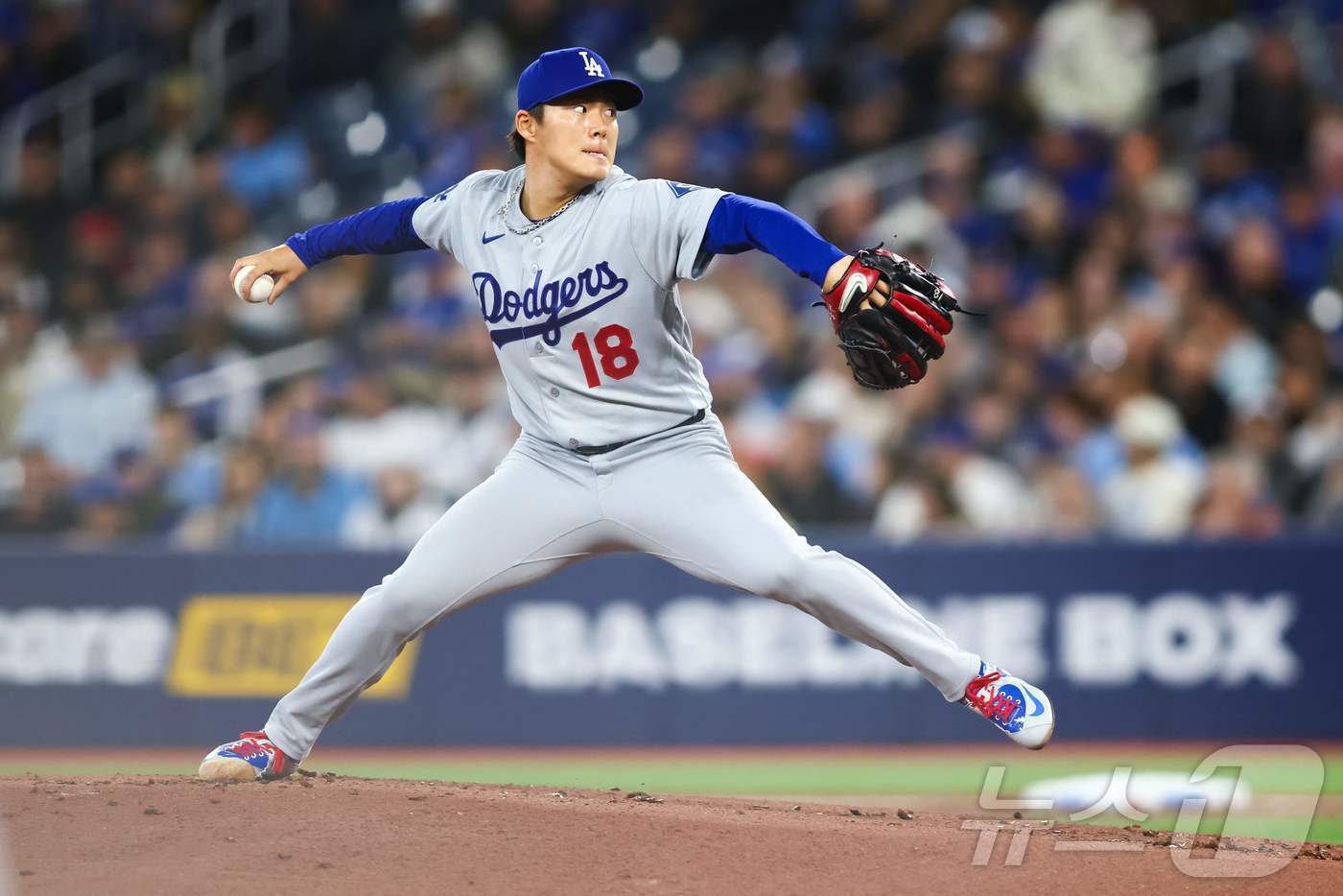 본문 이미지 - LA 다저스 투수 야마모토 요시노부가 8일(한국시간) 열린 2026 메이저리그 토론토 블루제이스전에서 6이닝 1실점 호투를 펼쳐 팀의 4-1 승리를 이끌었다. ⓒ AFP=뉴스1