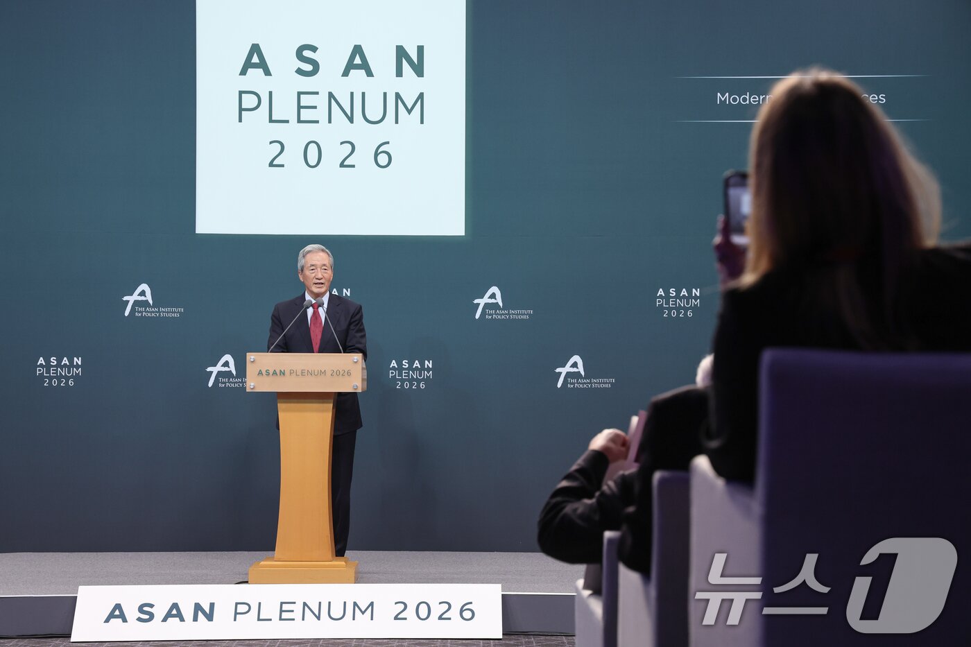 본문 이미지 - 정몽준 아산정책연구원 명예이사장이 8일 오전 서울 용산구 그랜드 하얏트에서 열린 아산 플래넘(Asan Plenum) 2026 개회식에 참석해 환영사를 마친 2026.4.8 ⓒ 뉴스1 안은나 기자