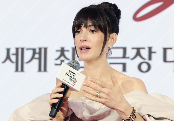 앤 해서웨이도 "10년간 실명" 고백…'젊은 백내장' 경고등