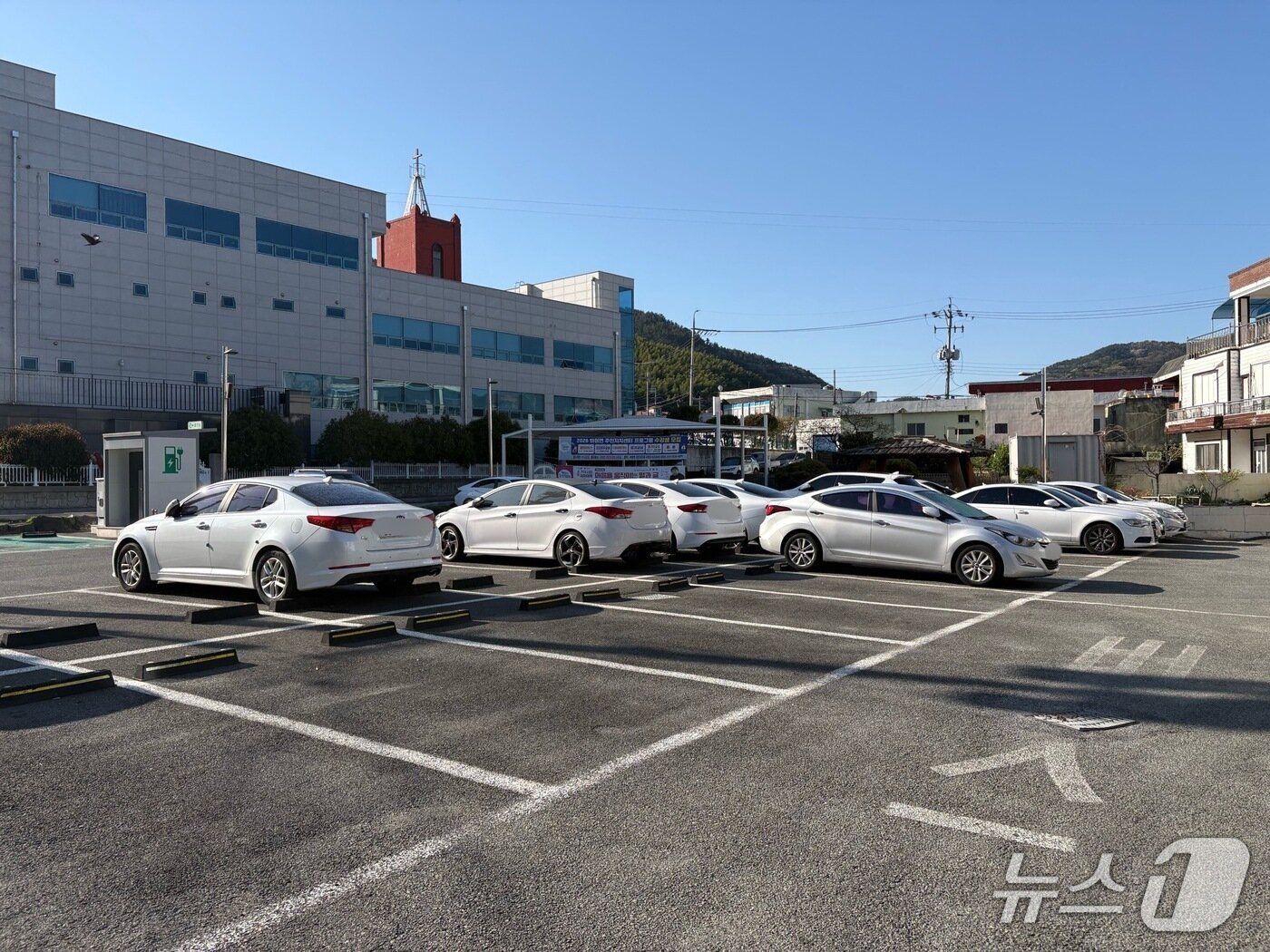 본문 이미지 - 8일 거제시 하청면사무소 인근 무료 주차장에 주차된 차들./2026.04.28.뉴스1 강미영기자