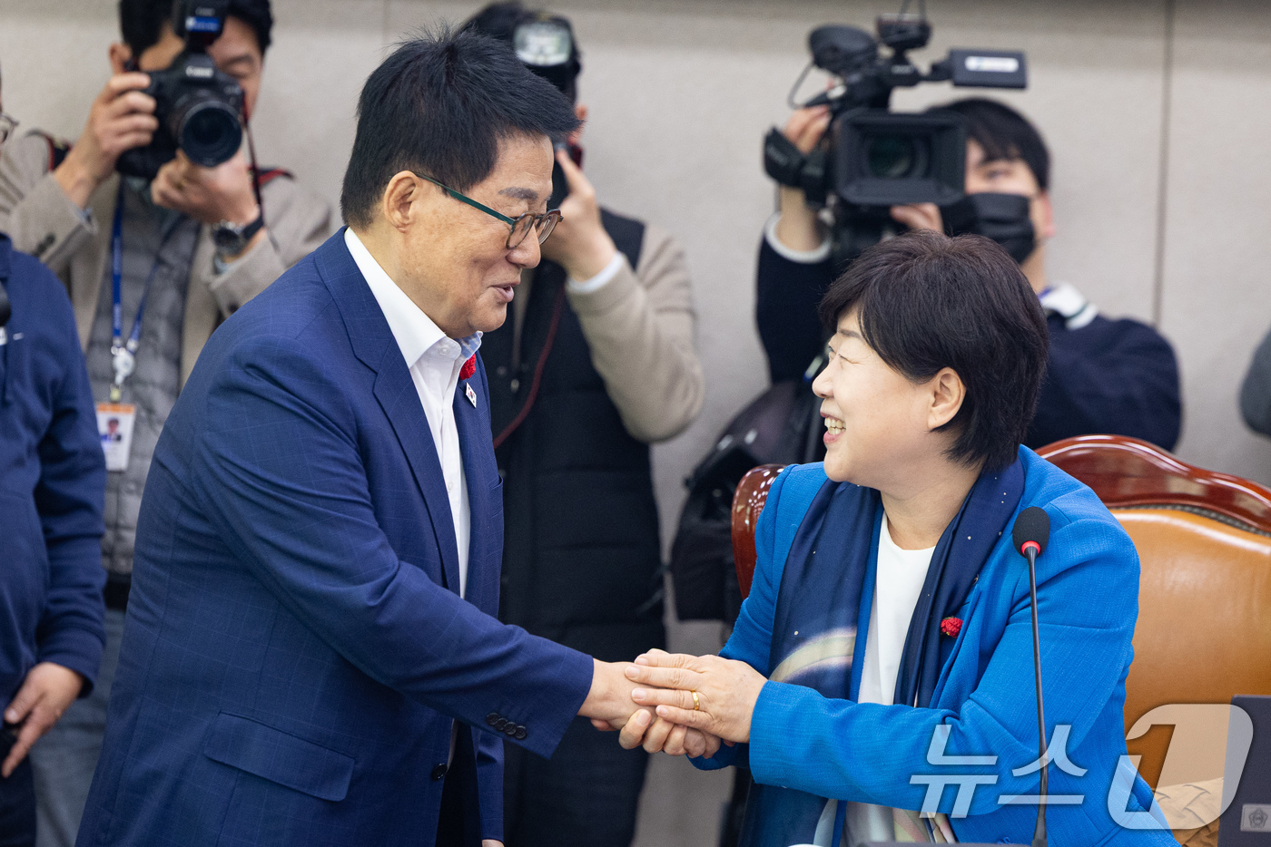 (서울=뉴스1) 유승관 기자 = 서영교 국회 법제사법위원장과 박지원 더불어민주당 의원이 8일 서울 여의도 국회에서 열린 제434회 국회(임시회) 법제사법위원회 제1차 전체회의에서 …