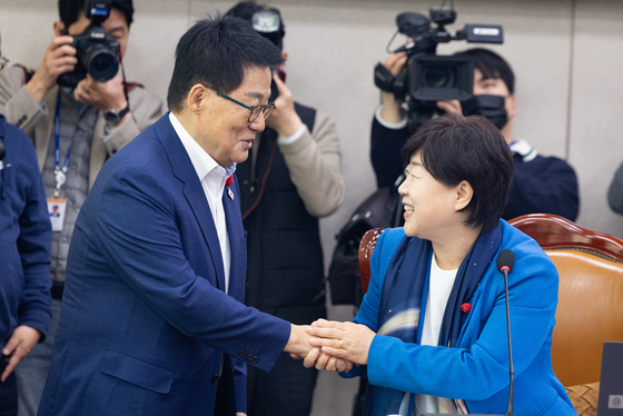 서영교 법사위원장과 인사 나누는 박지원 의원