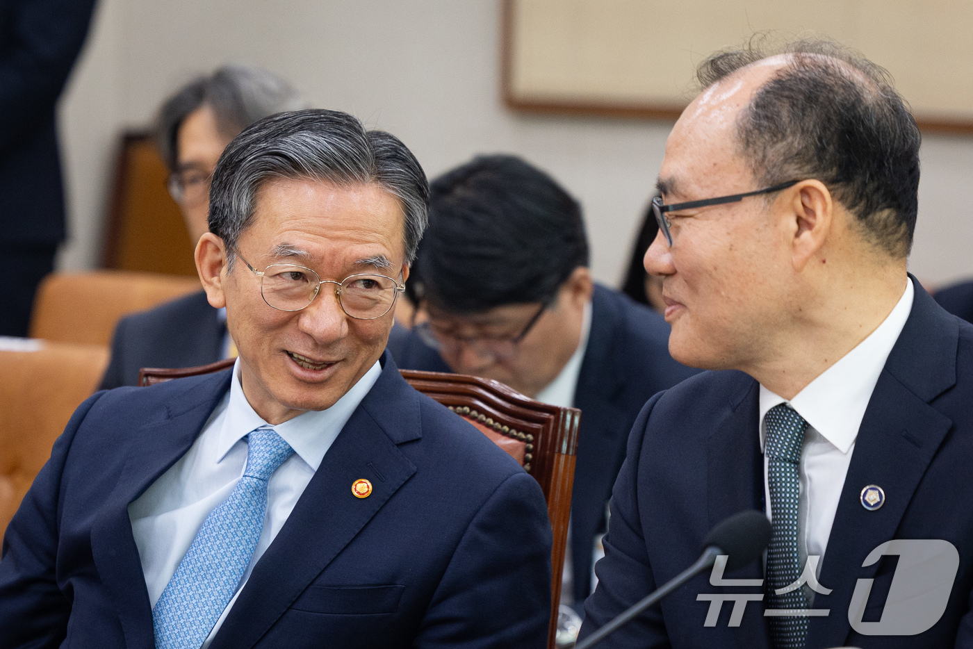 (서울=뉴스1) 유승관 기자 = 정성호 법무부 장관과 기우종 법원행정처장 권한대행(차장)이 8일 서울 여의도 국회에서 열린 제434회 국회(임시회) 법제사법위원회 제1차 전체회의에 …