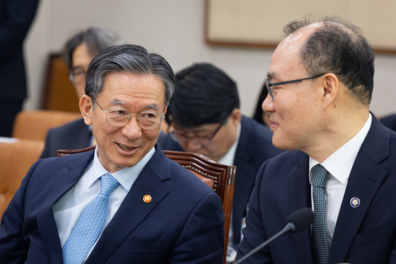 기우종 법원행정처장 권한대행과 대화하는 정성호 법무부 장관