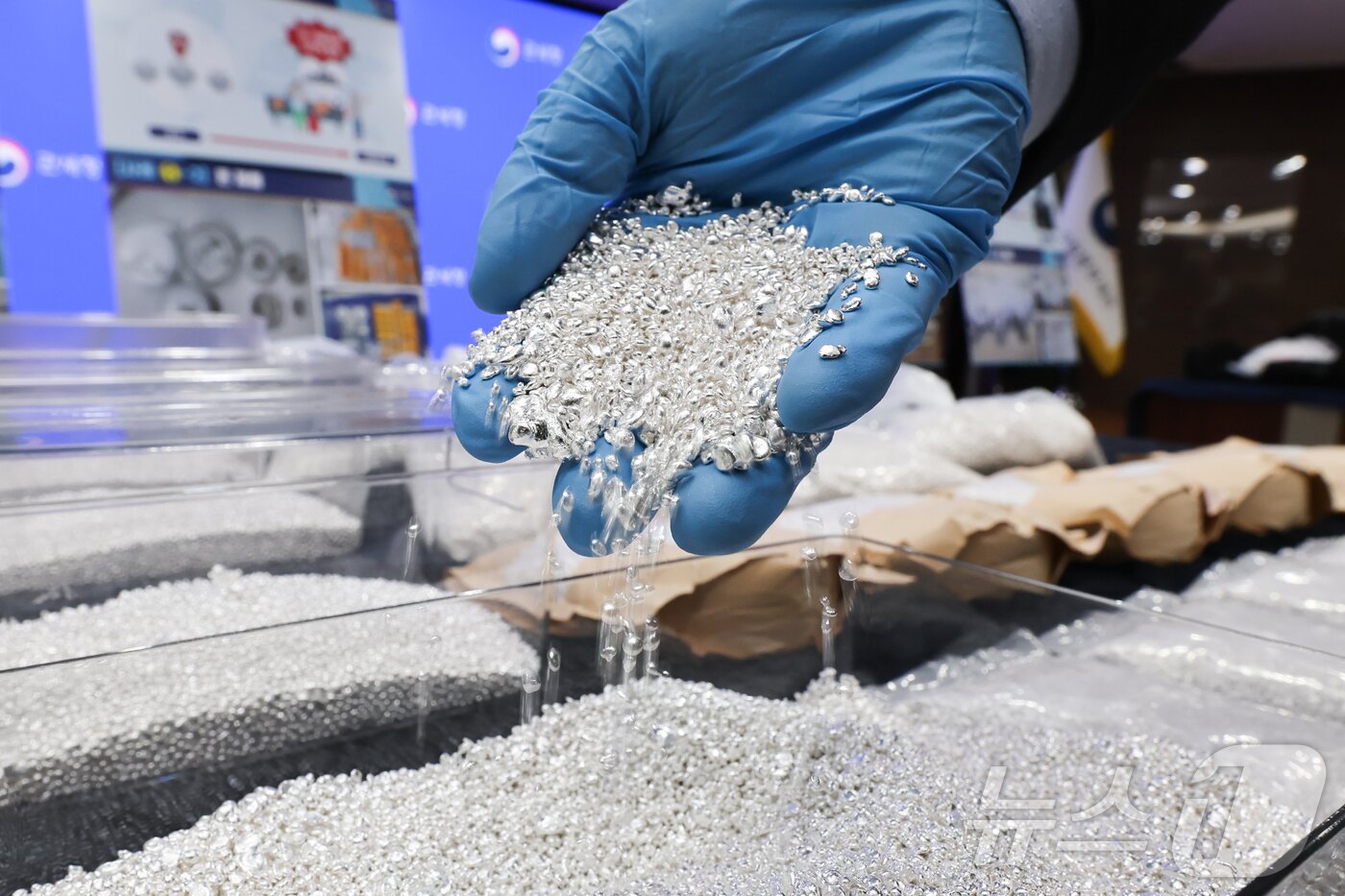 본문 이미지 - 8일 오전 인천 중구 인천공항세관에서 열린 은 밀수 증가에 따른 집중 단속 방안 브리핑에 앞서 관계자들이 적발 물품을 공개하고 있다. 2026.4.8 ⓒ 뉴스1 이종수 인턴기자