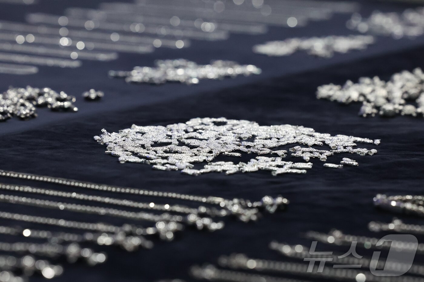 본문 이미지 - 8일 오전 인천 중구 인천공항세관에서 열린 '은 밀수 증가에 따른 집중 단속 방안 브리핑'에서 은 밀수 적발 물품이 전시돼 있다. 2026.4.8 ⓒ 뉴스1 이종수 인턴기자