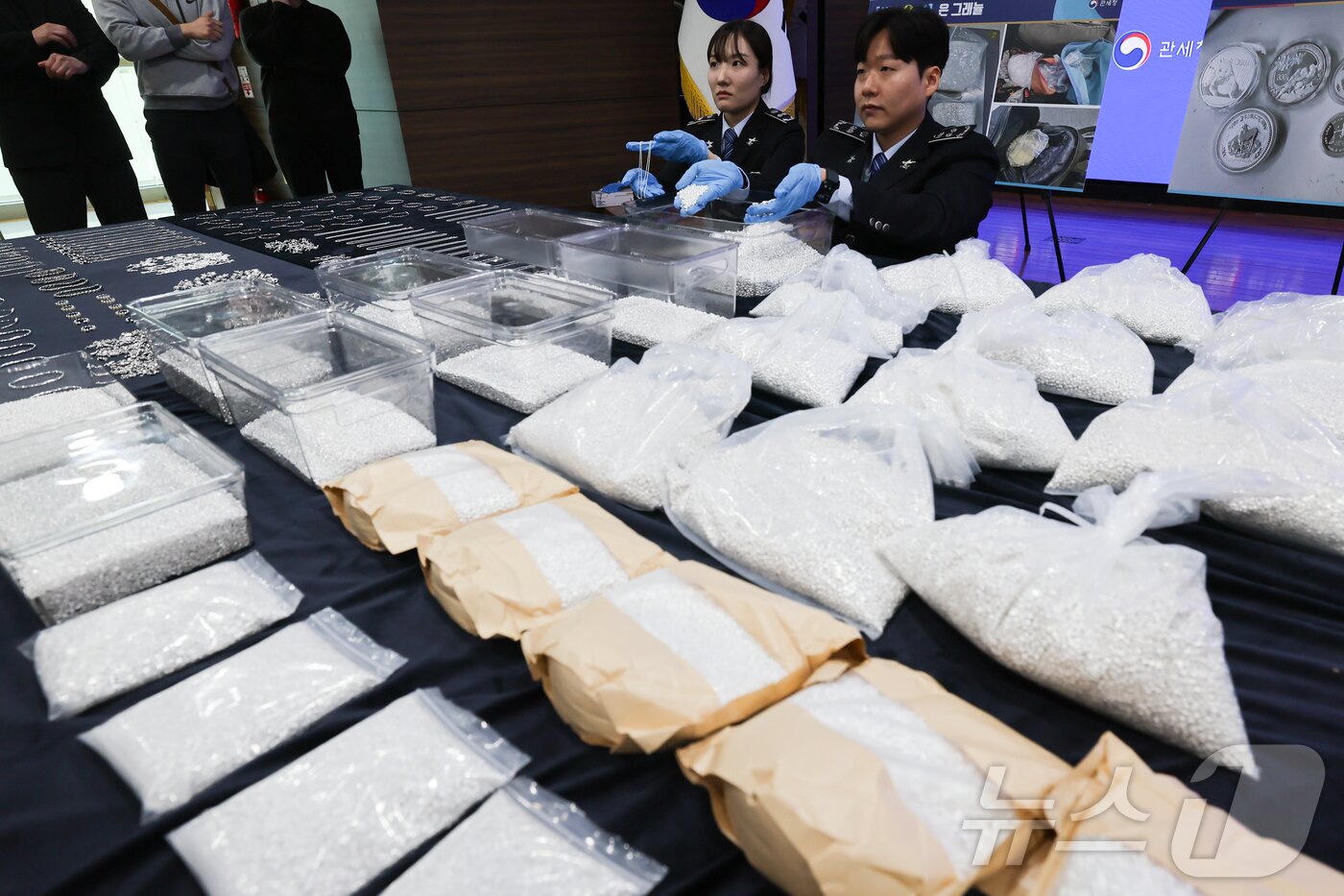 본문 이미지 - 8일 오전 인천 중구 인천공항세관에서 열린 은 밀수 증가에 따른 집중 단속 방안 브리핑에 앞서 관계자들이 적발 물품을 공개하고 있다. 2026.4.8 ⓒ 뉴스1 이종수 인턴기자