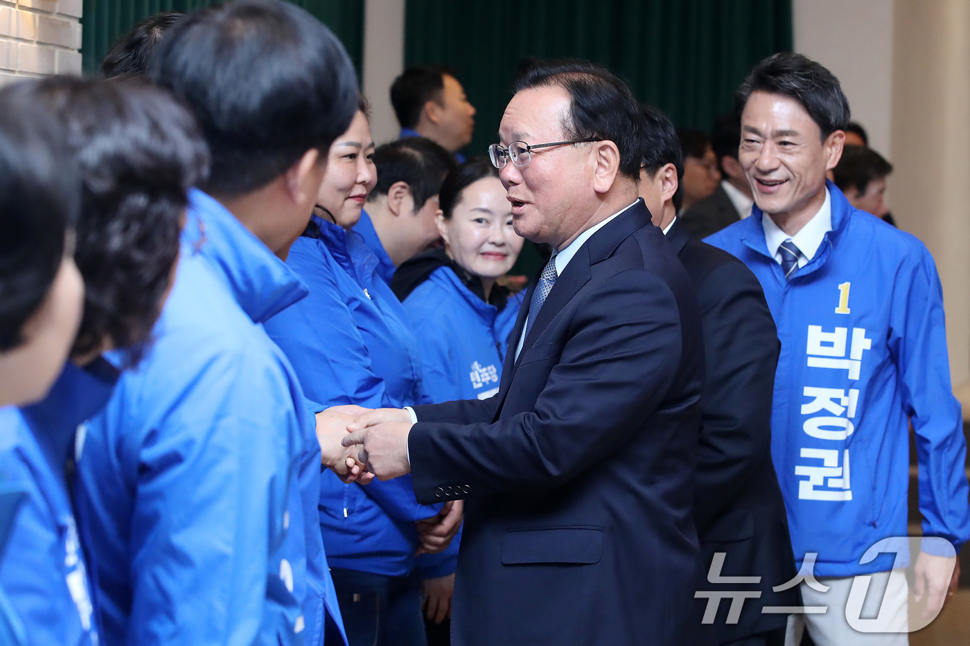 (대구=뉴스1) 공정식 기자 = 대구시장 선거 출마를 선언한 김부겸 전 총리가 8일 오전 대구 북구 인터불고 엑스코 호텔에서 열린 더불어민주당 현장최고위원회의에서 민주당 지방선거 …