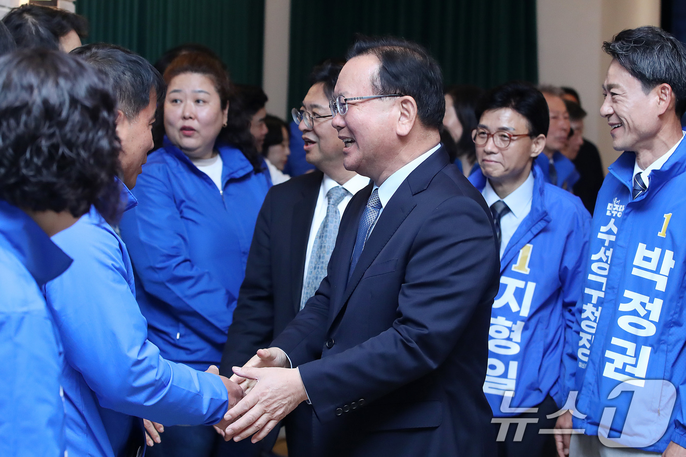 (대구=뉴스1) 공정식 기자 = 대구시장 선거 출마를 선언한 김부겸 전 총리가 8일 오전 대구 북구 인터불고 엑스코 호텔에서 열린 더불어민주당 현장최고위원회의에서 민주당 지방선거 …