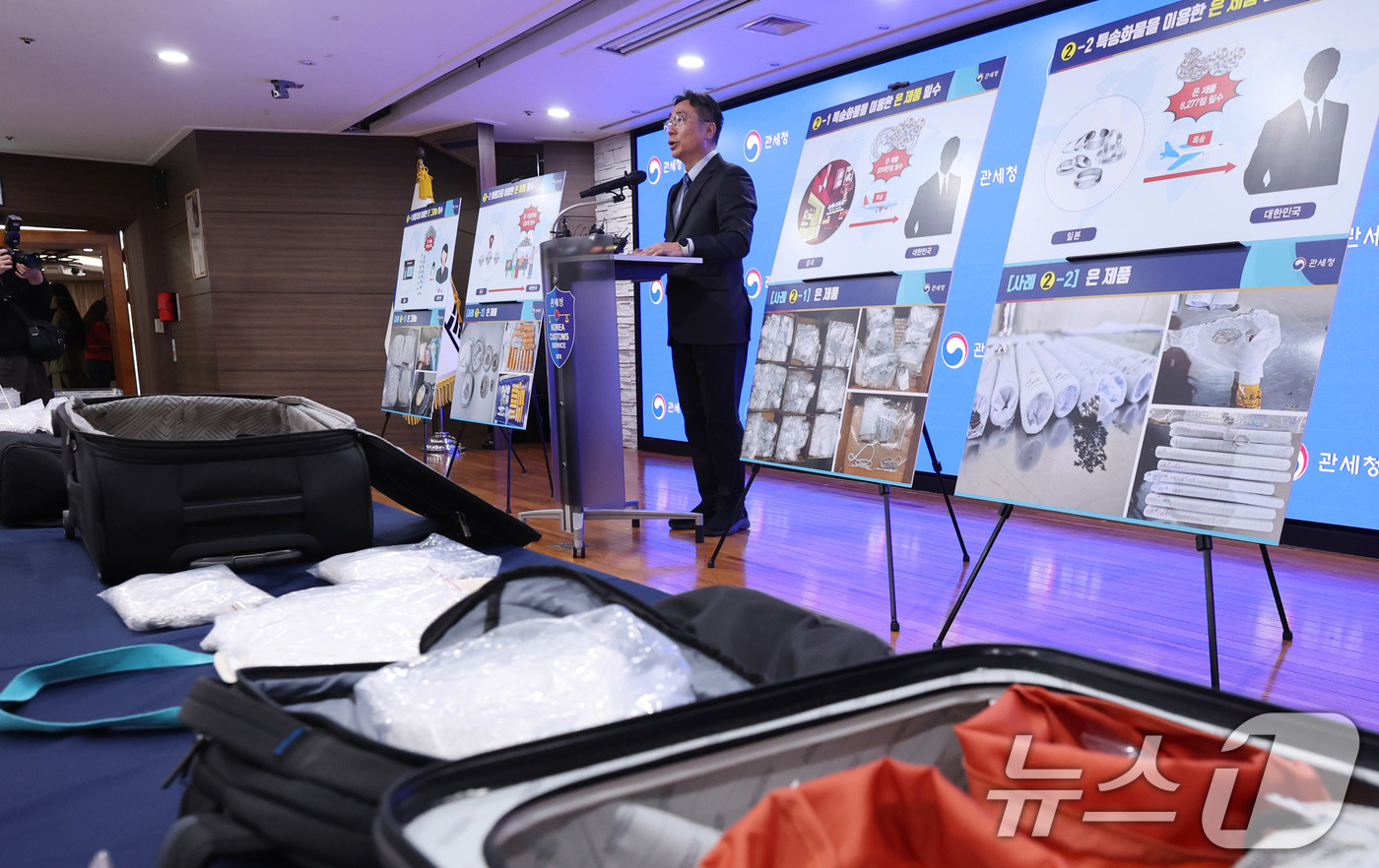 (인천=뉴스1) 박지혜 기자 = 김정 관세청 조사국장이 8일 인천 중구 인천공항세관 수출입통관청사 대회의실에서 최근 은 밀수 급증에 따른 집중 단속 방안에 대해 발표하고 있다.관세 …