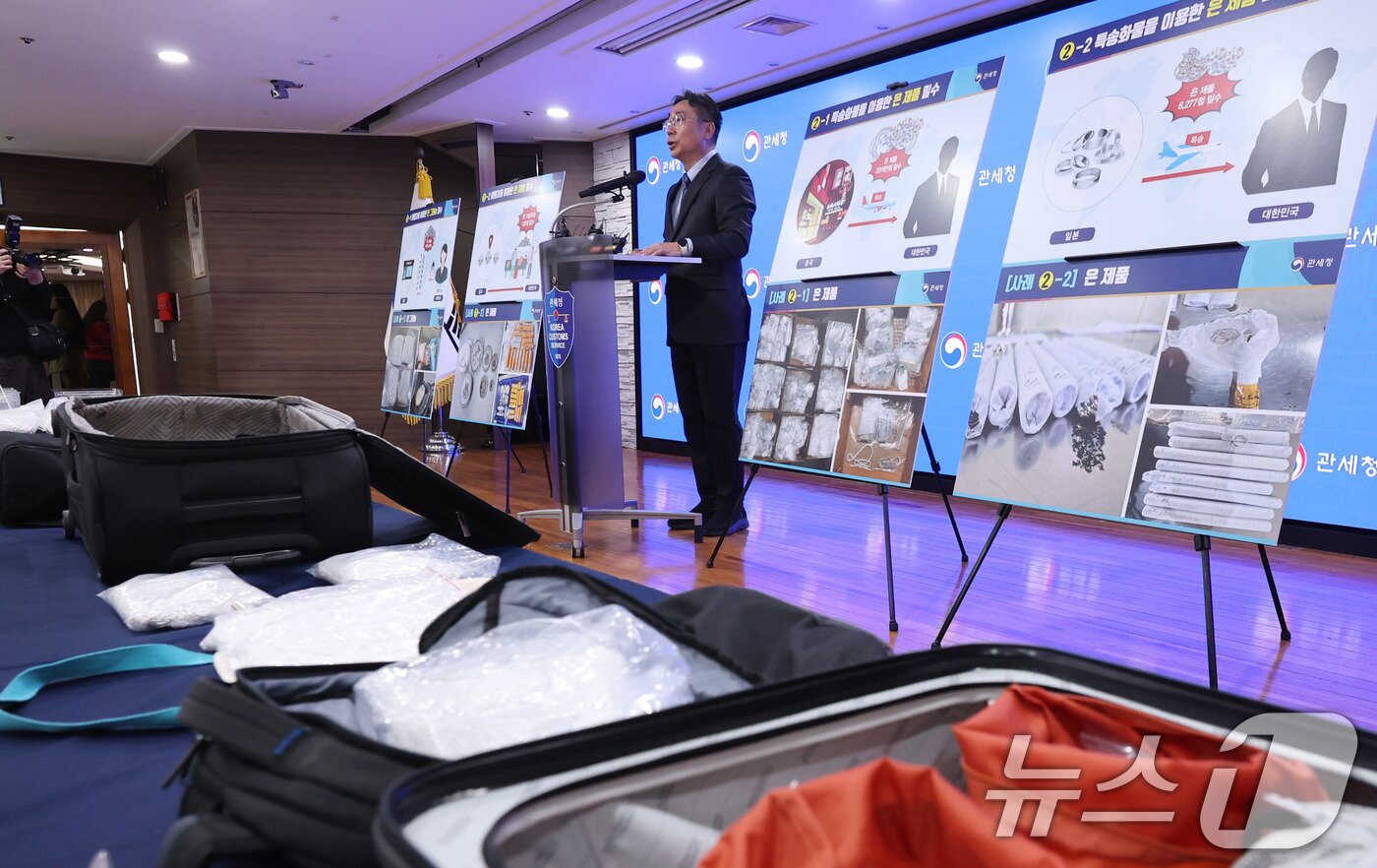 본문 이미지 - 김정 관세청 조사국장이 8일 인천 중구 인천공항세관 수출입통관청사 대회의실에서 최근 은 밀수 급증에 따른 집중 단속 방안에 대해 발표하고 있다. ⓒ 뉴스1 박지혜 기자