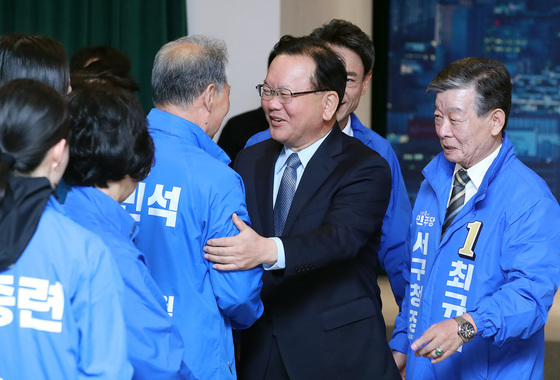 지방선거 출마자와 인사 나누는 김부겸 전 총리