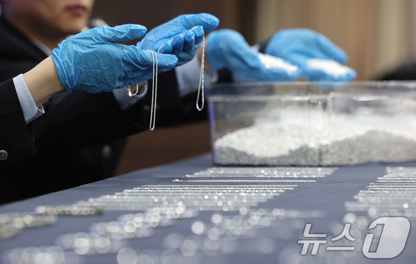 본문 이미지 - 8일 인천 중구 인천공항세관 수출입통관청사에서 최근 은 밀수 급증에 따른 집중 단속 방안 브리핑을 앞두고 관세청 직원들이 압수된 은 밀수품을 공개하고 있다. 2026.4.8 ⓒ 뉴스1 박지혜 기자