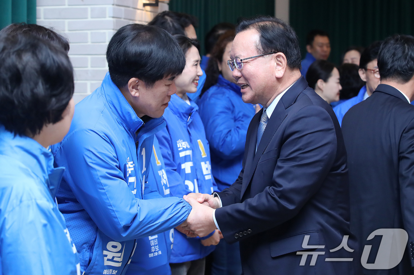 (대구=뉴스1) 공정식 기자 = 대구시장 선거 출마를 선언한 김부겸 전 총리가 8일 오전 대구 북구 인터불고 엑스코 호텔에서 열린 더불어민주당 현장최고위원회의에서 민주당 지방선거 …