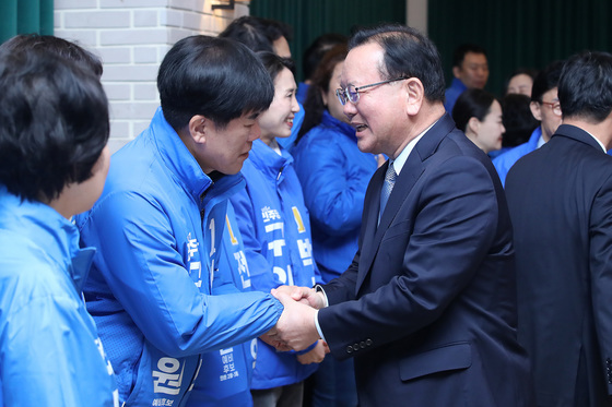 지방선거 출마자와 인사 나누는 김부겸 전 총리