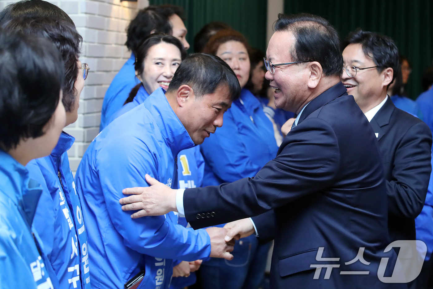 (대구=뉴스1) 공정식 기자 = 대구시장 선거 출마를 선언한 김부겸 전 총리가 8일 오전 대구 북구 인터불고 엑스코 호텔에서 열린 더불어민주당 현장최고위원회의에서 민주당 지방선거 …