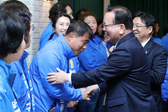 지방선거 출마자와 인사 나누는 김부겸 전 총리