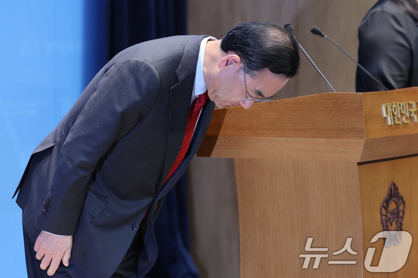 본문 이미지 - 6.3 지방선거 국민의힘 대구시장 경선에서 컷오프(공천 배제)된 주호영 국회부의장이 8일 서울 여의도 국회 소통관에서 가진 컷오프 관련 기자회견에서 인사하고 있다. 2026.4.8 ⓒ 뉴스1 신웅수 기자