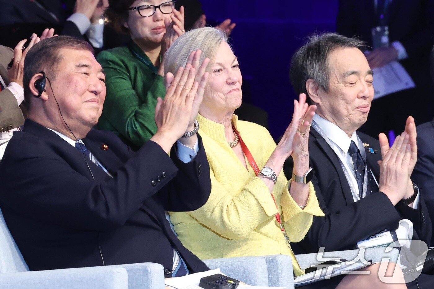 본문 이미지 - 이시바 시게루 전 일본 총리가 8일 서울 용산구 그랜드 하얏트 서울에서 아산정책연구원 주최로 열린 '아산 플래넘 2026'에 참석해 정몽준 아산정책연구원 명예이사장의 환영사를 듣고 있다. 왼쪽부터 이시바 전 총리, 하버드대 카렌 하우스 시니어 펠로우, 미즈시마 고이치 주한일본대사. 2026.4.8 ⓒ 뉴스1 조연우 인턴기자