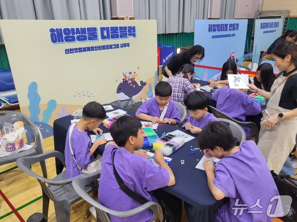 본문 이미지 - 학생들이 해양생물자원 프로그램 수업을 진행하고 있다.(전남교육청 제공, 재판매 및 DB금지)/뉴스1 