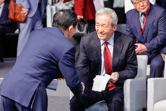 다이빙 대사와 인사하는 정몽준 명예이사장