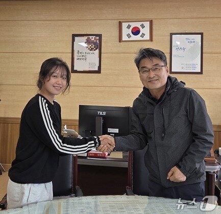 본문 이미지 - 박하영 학생이 이천호 교장의 축하를 받고 있다.(전남교육청 제공, 재판매 및 DB금지)/뉴스1 