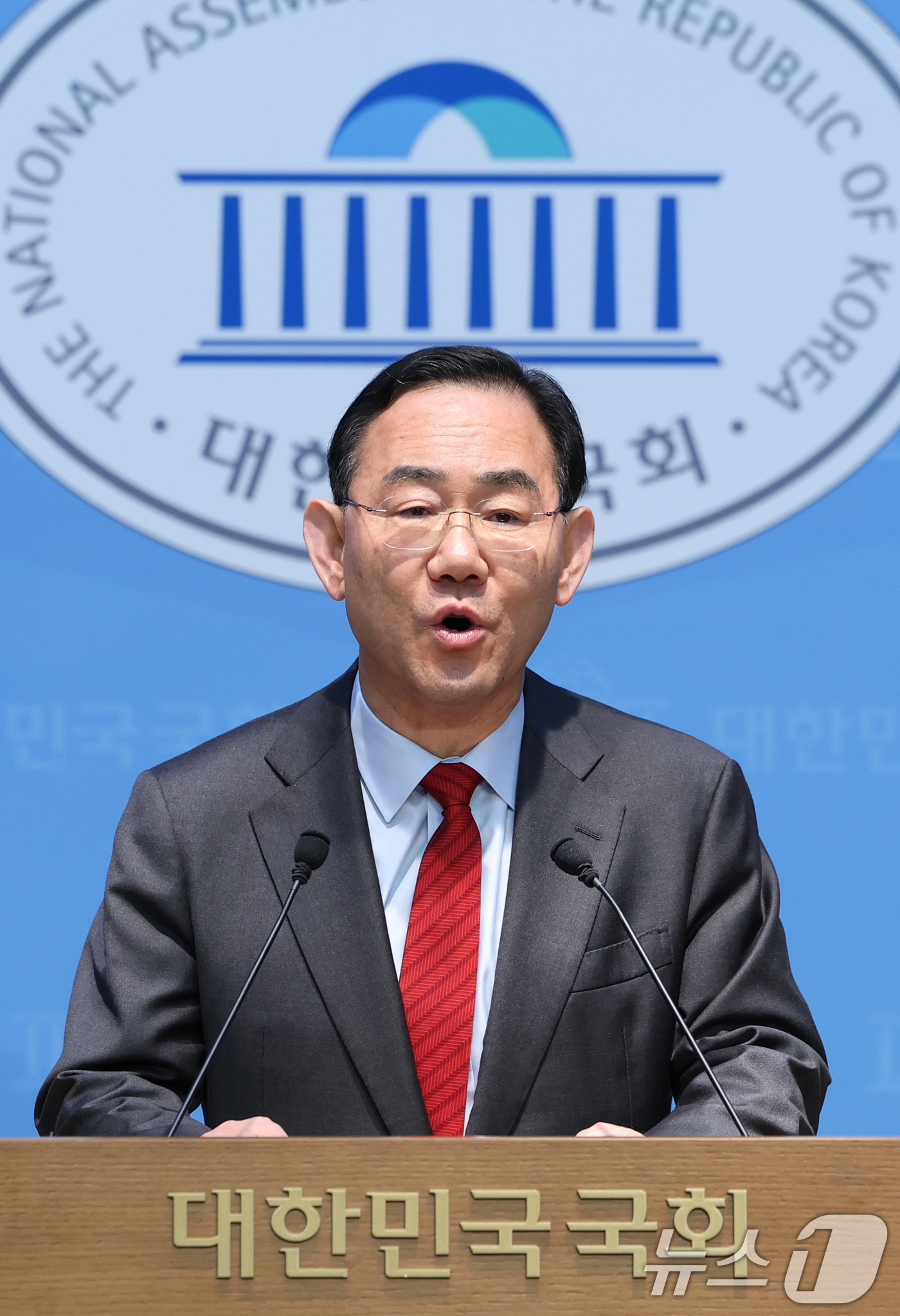 (서울=뉴스1) 신웅수 기자 = 6.3 지방선거 국민의힘 대구시장 경선에서 컷오프(공천 배제)된 주호영 국회부의장이 8일 서울 여의도 국회 소통관에서 컷오프 관련 기자회견을 하고 …