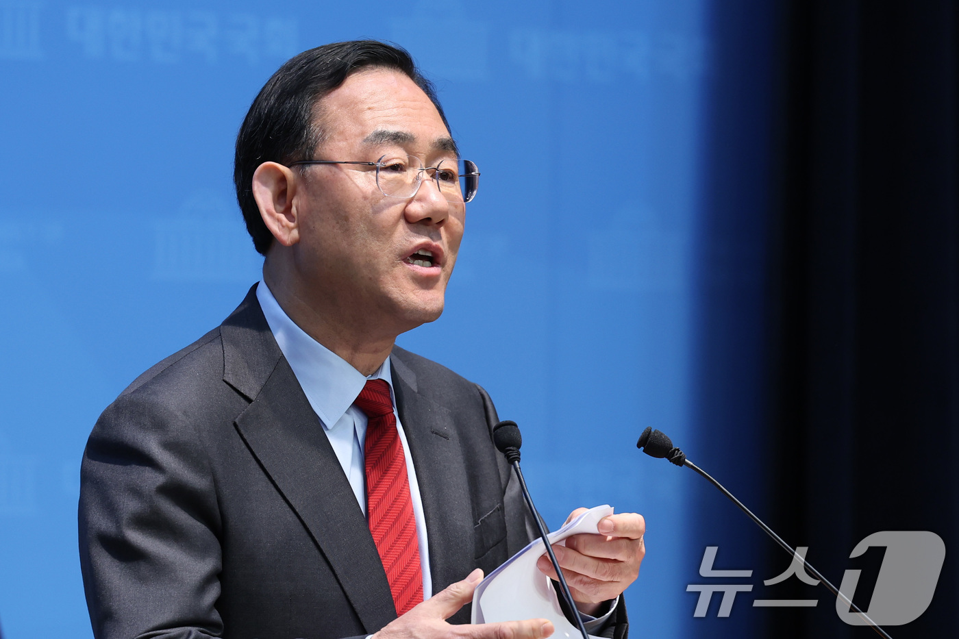 (서울=뉴스1) 신웅수 기자 = 6.3 지방선거 국민의힘 대구시장 경선에서 컷오프(공천 배제)된 주호영 국회부의장이 8일 서울 여의도 국회 소통관에서 컷오프 관련 기자회견을 하고 …