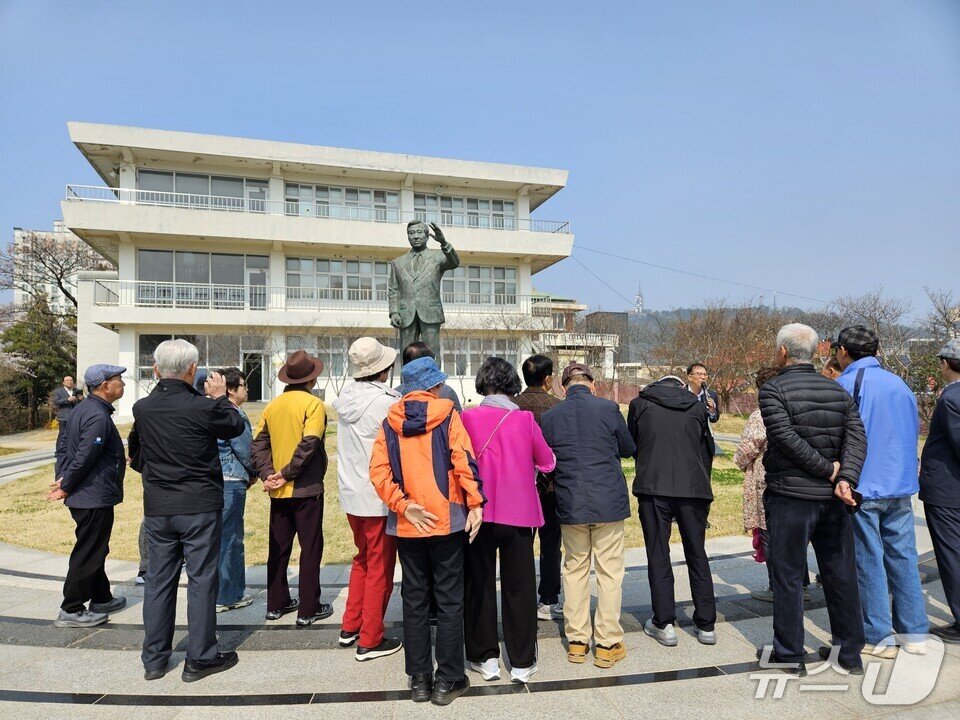 본문 이미지 - 목상고 동문들이 김대중 전대통령 동상앞을 둘러보고 있다.(전남교육청 제공, 재판매 및 DB금지)/뉴스1  