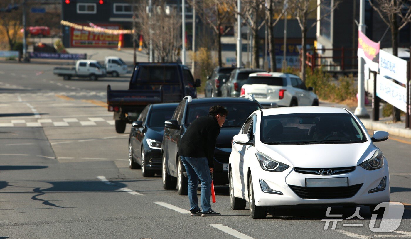 본문 이미지 - 제천시청 입구에서 2부제에 걸린 차량.2026.4.8 ⓒ 뉴스1 손도언 기자