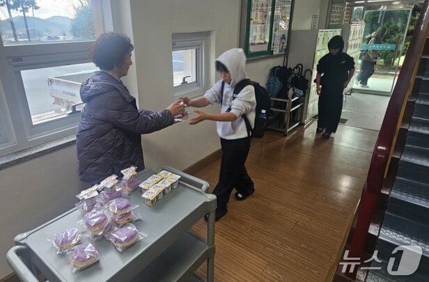 본문 이미지 - 학생들이 등교길에 간편식을 받아가고 있다.(전남교육청 제공, 재판매 및 DB금지)/뉴스1  