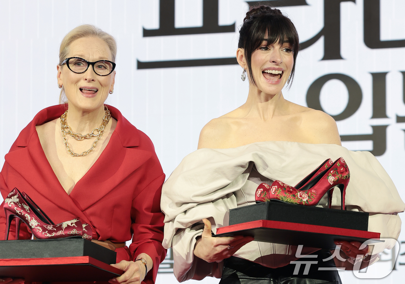 (서울=뉴스1) 권현진 기자 = 배우 메릴 스트립과 앤 해서웨이(오른쪽)가 8일 서울 종로구 포시즌스 호텔 서울에서 열린 영화 '악마는 프라다를 입는다 2'(감독 데이빗 프랭클) …