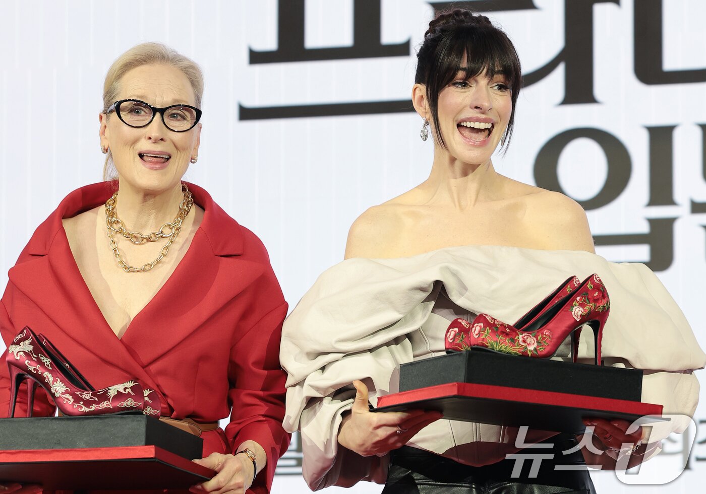 본문 이미지 - 배우 메릴 스트립과 앤 해서웨이(오른쪽)가 8일 서울 종로구 포시즌스 호텔 서울에서 열린 영화 '악마는 프라다를 입는다 2'(감독 데이빗 프랭클) 내한 기자간담회에 참석해 꽃신을 선물 받고 행복한 미소를 짓고 있다. ‘악마는 프라다를 입는다 2’는 전설적인 패션 매거진 런웨이의 편집장 미란다(메릴 스트립 분)와 20년 만에 기획 에디터로 돌아온 앤디(앤 해서웨이 분)가 럭셔리 브랜드의 임원이 된 에밀리(에밀리 블런트 분)와 재회하고, 완전히 달라진 미디어 환경 속에서 다시 한 번 패션계의 주도권을 잡기 위해 모든 커리어를 거는 이야기다. 2026.4.8 ⓒ 뉴스1 권현진 기자